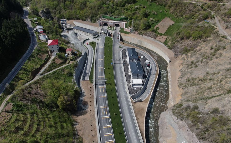 2 Tüp, 4 Havalandırma Şaftı, 14.500 Metre Uzunluğu Var En Uzun Çift Tüplü Tünele Sahip 90 Keskin Virajı Tarihe Gömdü