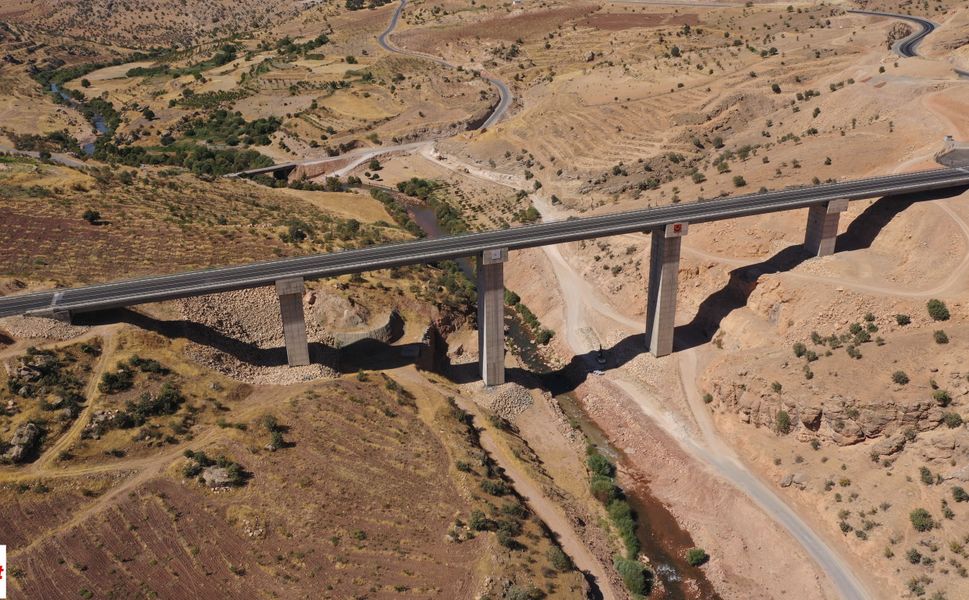 335 Metre Uzunluğunda  5 Açıklıktan Oluşuyor 2 İl Arasında Güvenli Geçiş Sağlıyor Ulaşım Altyapısına Değer Katıyor