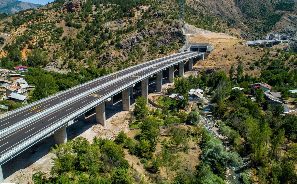 9 Tünel, 13 Köprü ve 4 Viyadük'ten Oluşuyor Çok Stratejik Bir konumda Bulunuyor İki Büyükşehiri Bağlıyor