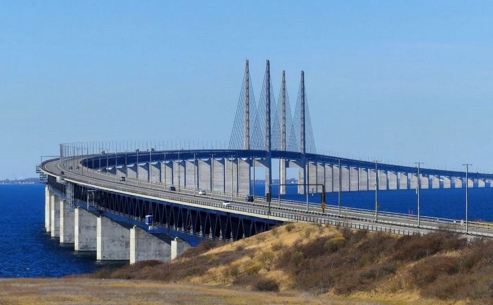 7.845 Metrelik Uzunluğu, 204 Metrelik Kuleleri, 490 Metrelik Açıklığı Ve 4 Şeritli Karayolu Var İki Ülkeyi Birleştiriyor