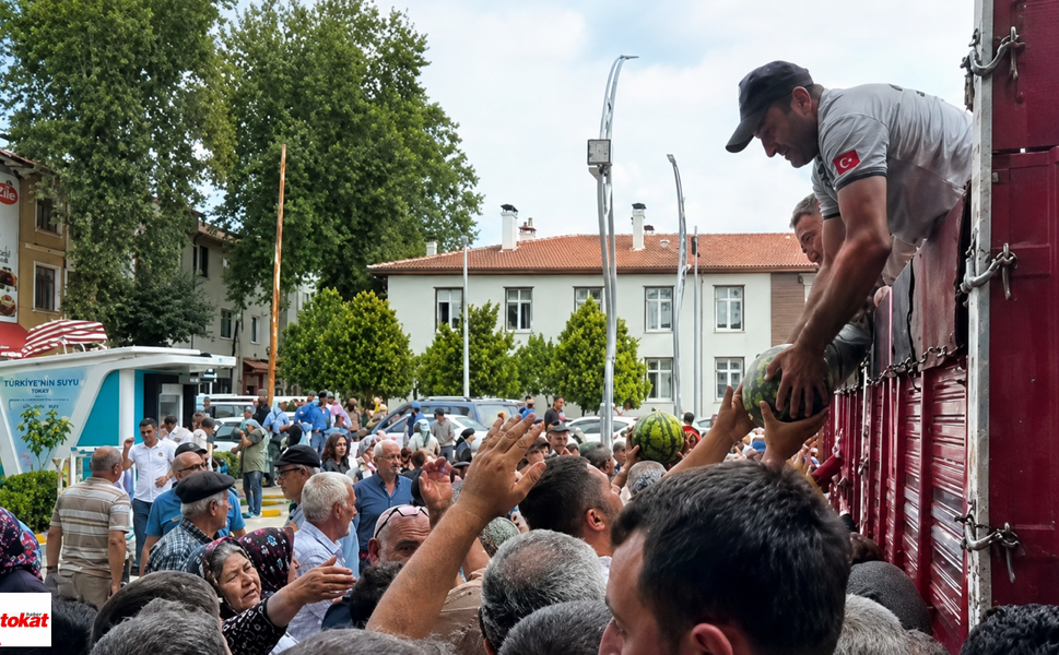 Tokat'ta 20 Ton Karpuz 45 Dakikada Tükendi! Meydanda Uzun Kuyruklar Oluştu