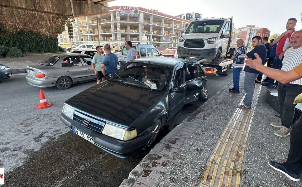 Samsun’da Tokat Plakalı Otomobil Kamyonetle Çarpıştı