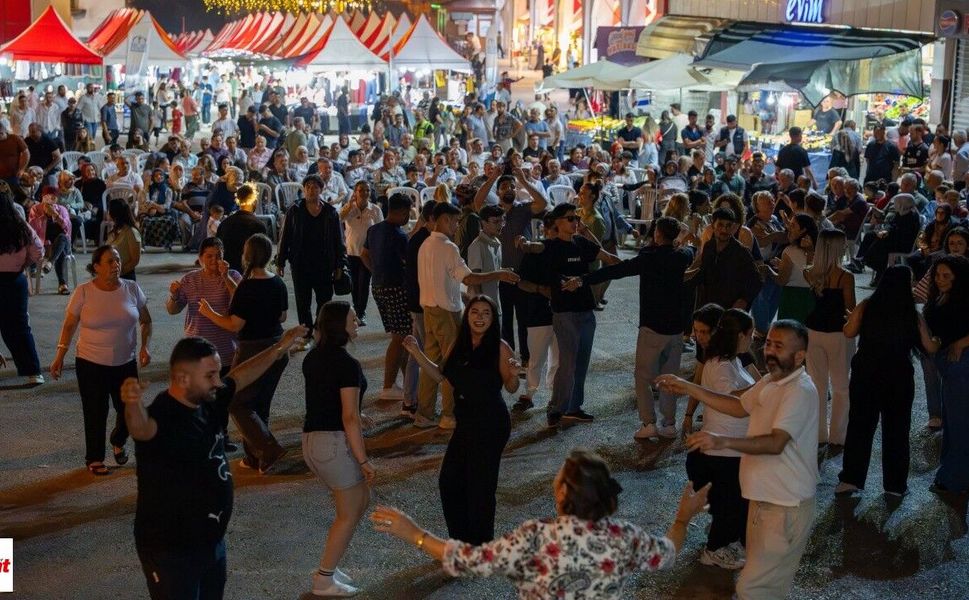Niksar Ayvaz Su Fest’e Coşkulu Başlangıç: Cumhuriyet Meydanı Doldu