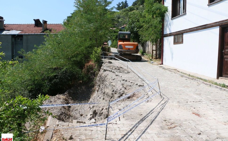 Niksar Kale Yolu Araç Trafiğine Kapandı
