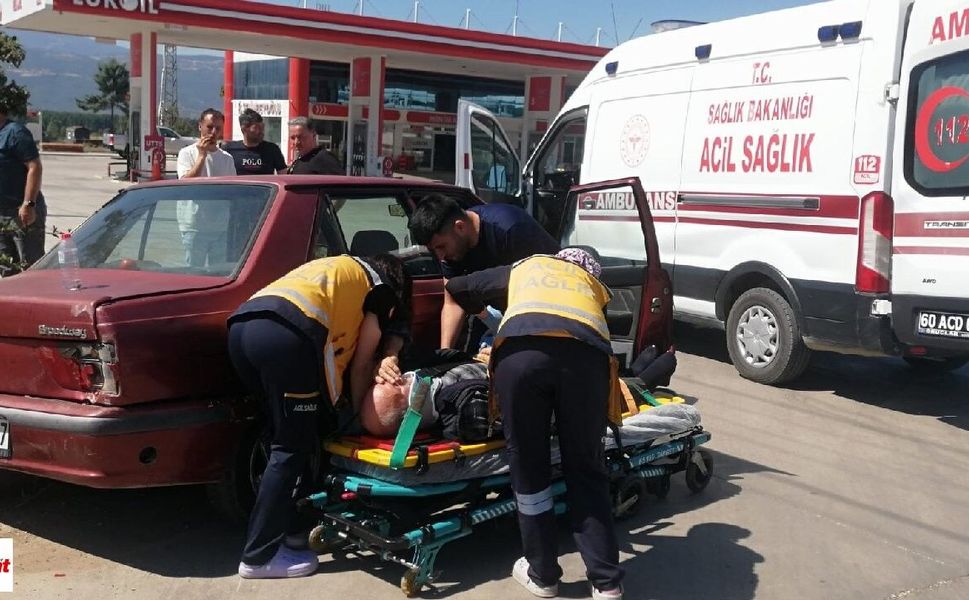 Niksar’da Akaryakıt İstasyonu Önünde Kaza: 1 Yaralı