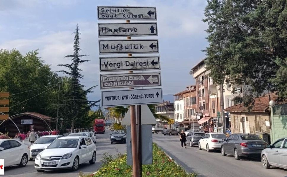 Niksar’da Yön Levhaları Zamana Yenik Düştü! Şehrin Önemli Noktalarındaki Tabelalar Yenilenmeyi Bekliyor