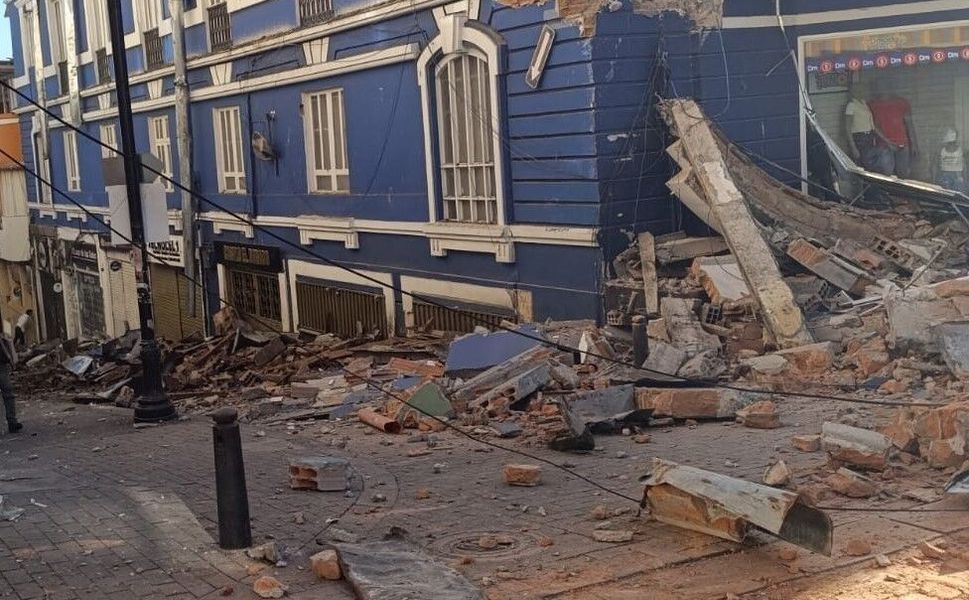 Akşam Saatlerinde Deprem Ülkeyi 7.4 Şiddetinde Salladı Binalar Hasar Gördü Tsunami Alarmı Verildi
