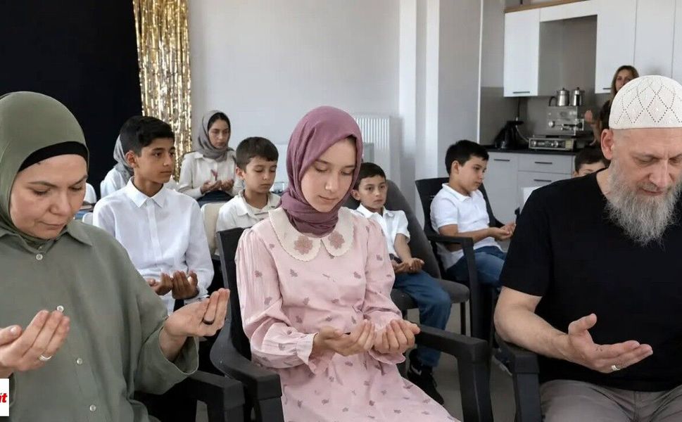 Türkçe Öğrenmek İçin Kur’an Kursuna Başlayan 12 Yaşındaki Mia Müslüman Oldu