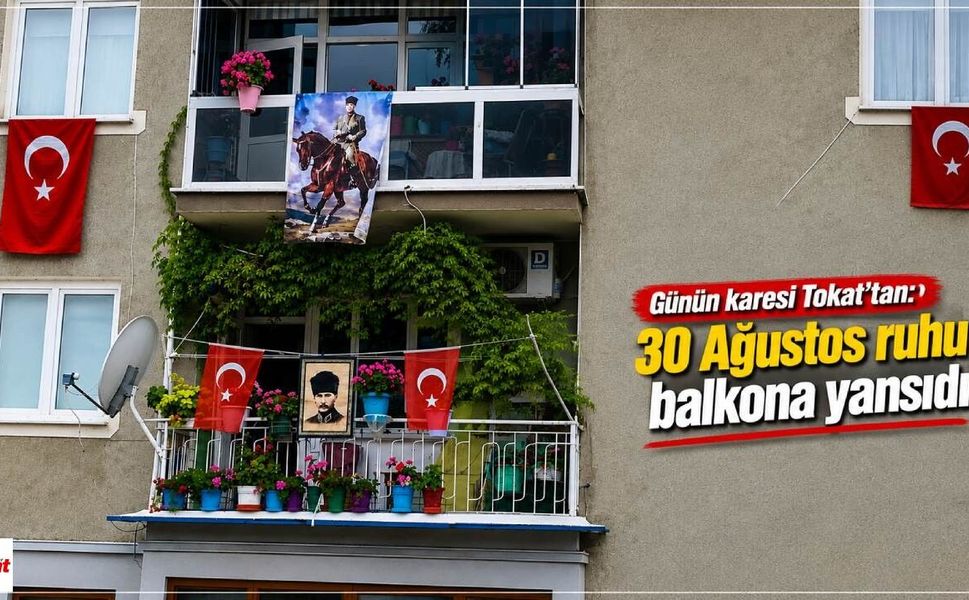 Günün karesi Tokat’tan: 30 Ağustos ruhu balkona yansıdı