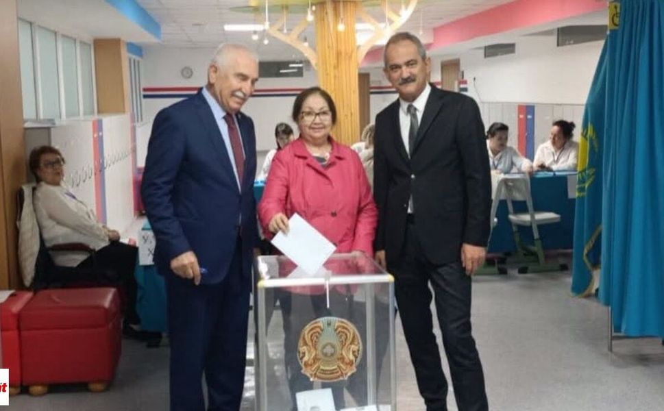 Kazakistan Seçimlerinde Tokat Detayı: İki İsim Sandıkta