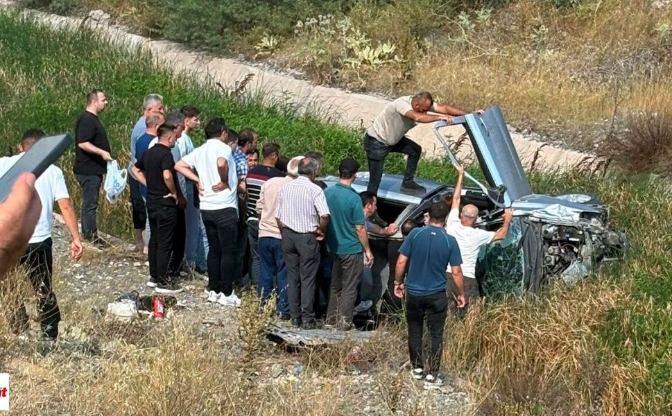 Gümenek Mevkiinde Korkutan Kaza: Otomobil Yoldan Çıkıp Devrildi