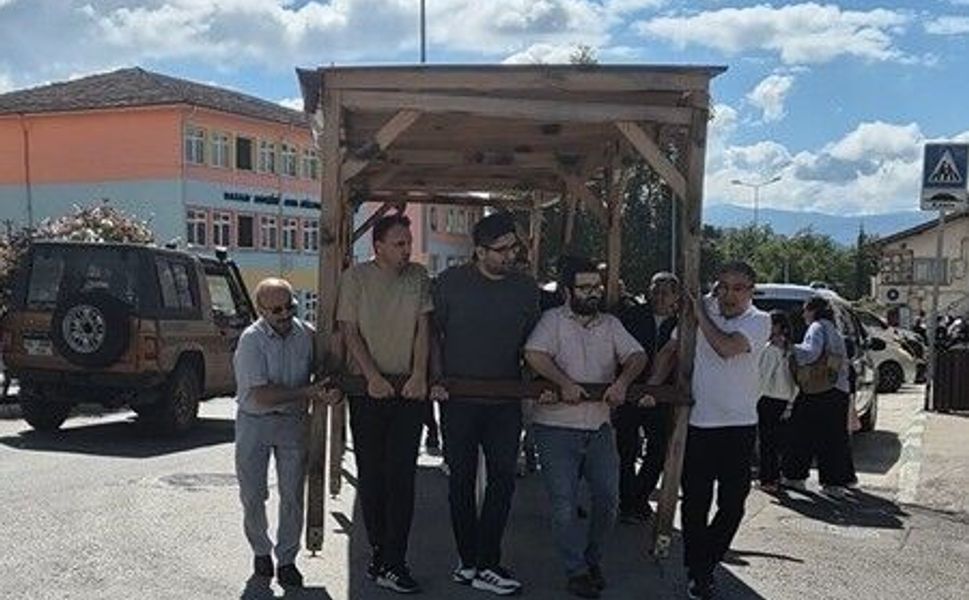 Öğretmenler kamelyayı yeni okulun bahçesine böyle taşdı