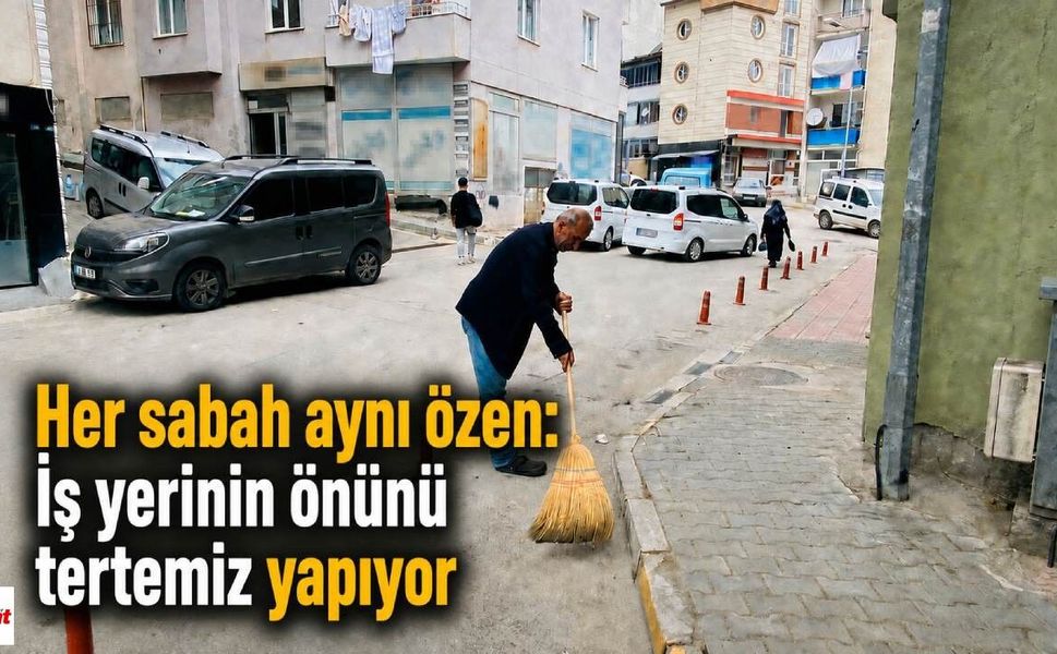 Her sabah aynı özen: İş yerinin önünü tertemiz yapıyor