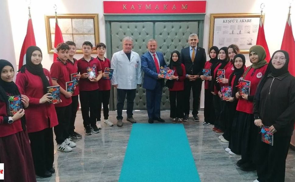 Genç Yazarların Eseri Kaymakam Perçi’ye Sunuldu
