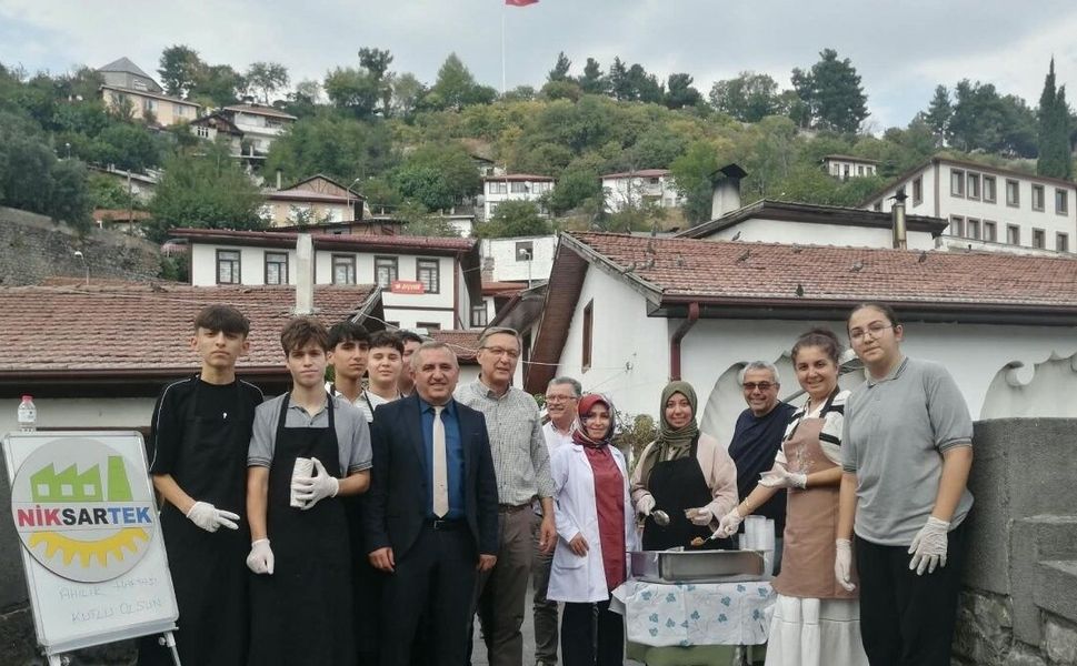 Niksar’da Tarihi Mekanda Tarihi Gelenek Canlandı 500 Kişiye Helva Dağıtıldı