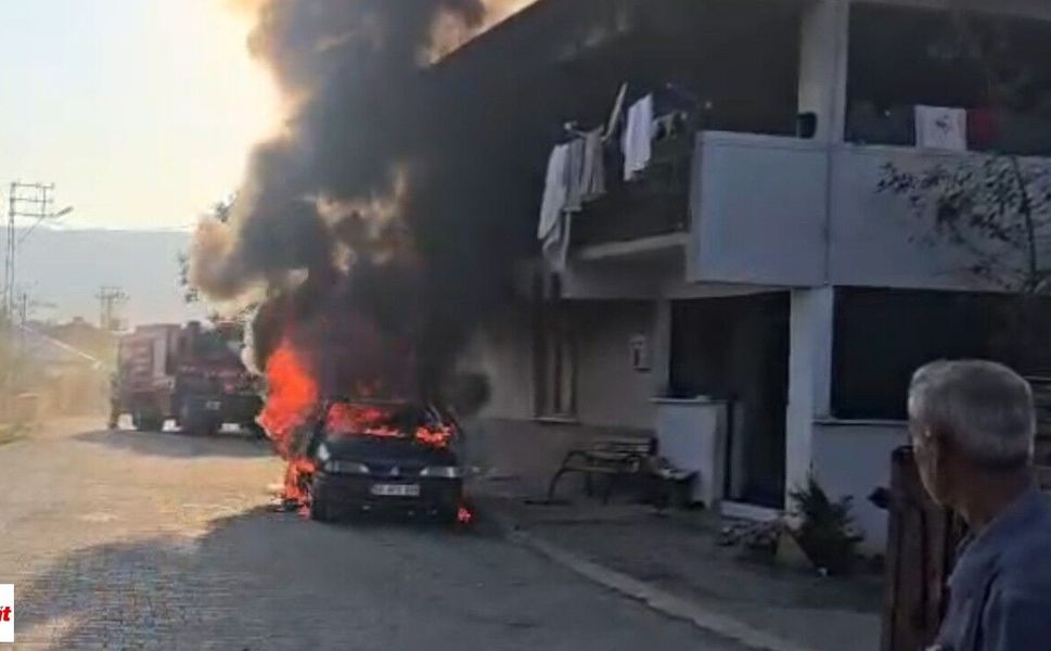 Niksar'da korkutan araç yangını: Alevler çamaşırları tutuşturdu, yangın eve sıçramadan kurtarıldı
