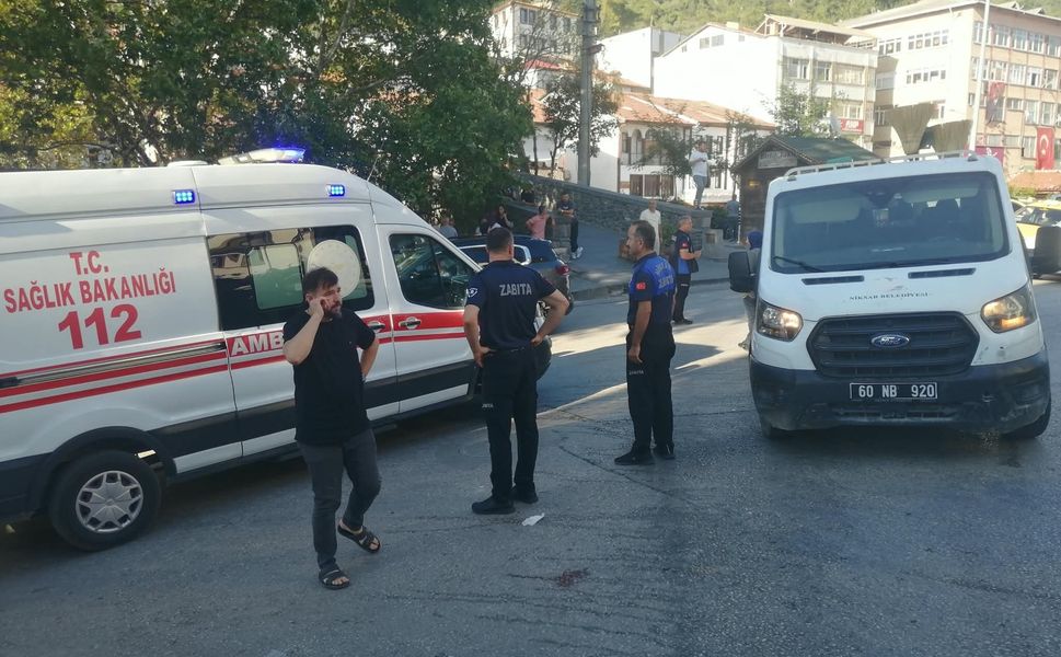 Niksar’da Çöp Kamyoneti Yayalara Çarptı