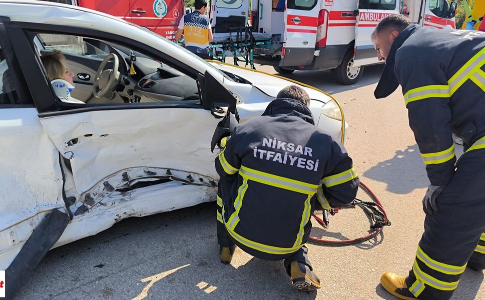 Niksar Gürçeşme sapağında feci kaza: 4 yaralı
