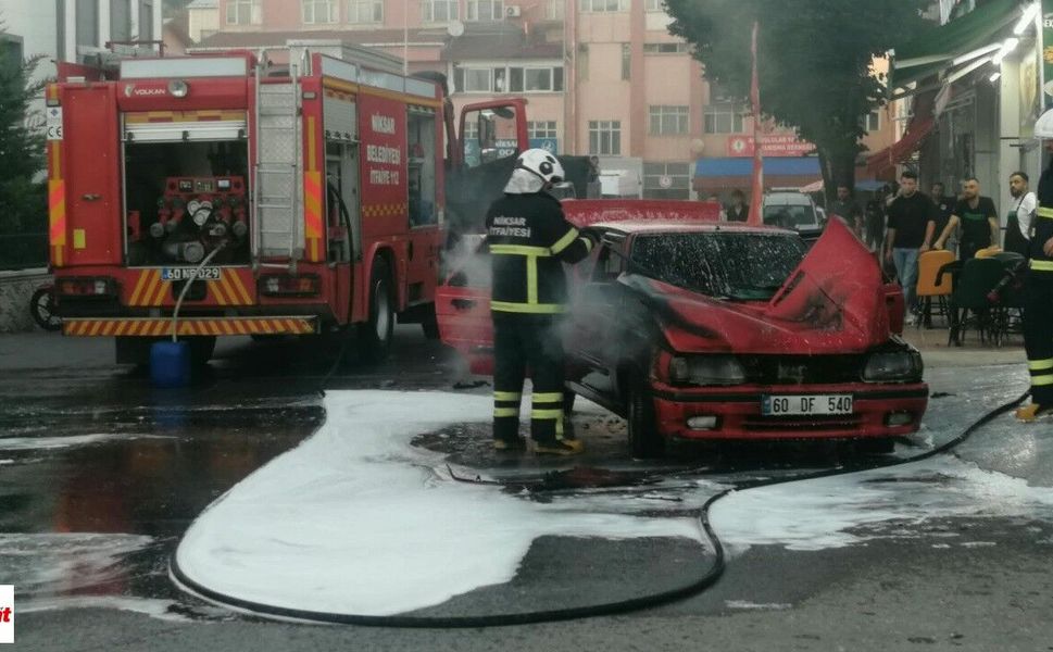 Niksar’da Park Halindeki Otomobil Alev Alev Yandı