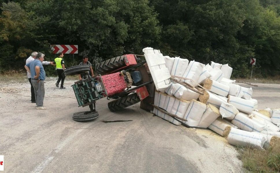 Niksar’da Saman Yüklü Traktör Virajda Devrildi