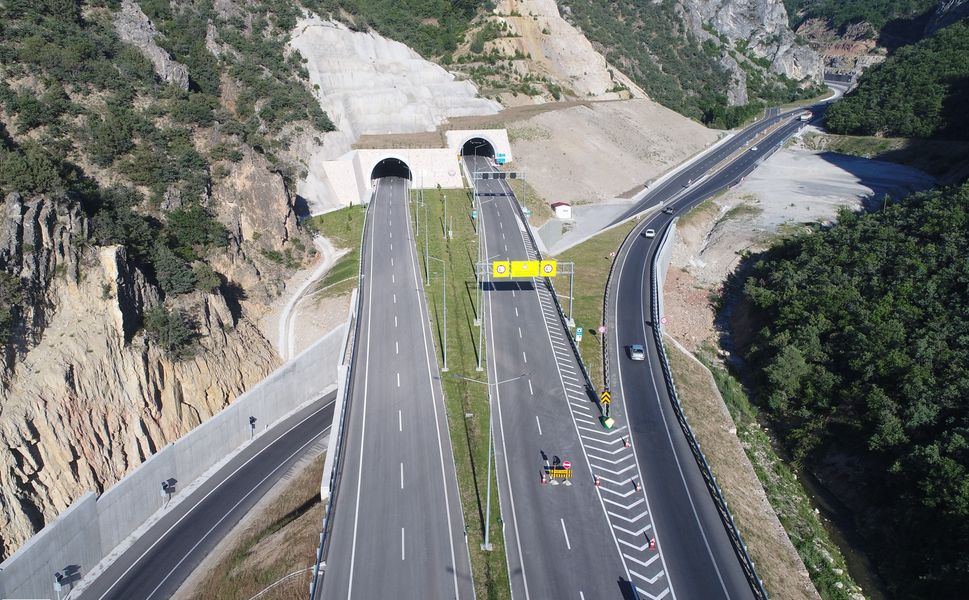 D100 Devlet Yolunun Çok Önemli Parçası 921 Metrelik Dev Tünel 4 Tane Köprüden Oluşuyor 3,6 Kilometre Geçişi Sağlıyor