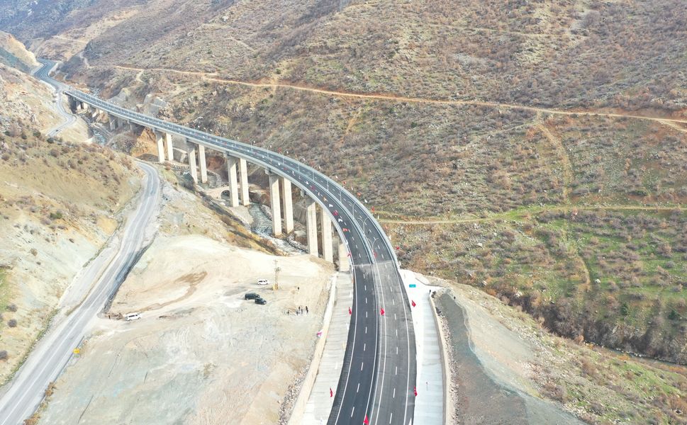 15 Bin 600 Ton Çelik Kullanıldı 900 Metrelik Tek Parça Yapısı Var 3 Kilometrelik Ulaşım Sağlıyor Eyfel Kulesinin 2 Katı