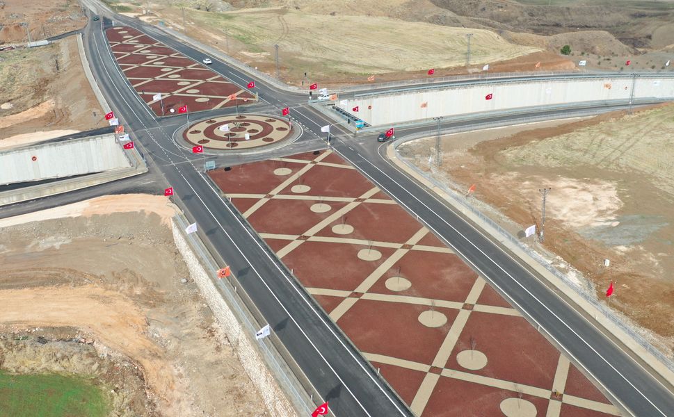 40,8 kilometrelik Proje Hızla Yükseliyor 27 Km'si Tamamlandı 656 Metre Uzunluk 2 Çift Köprü 2 Üstgeçit Bulunuyor