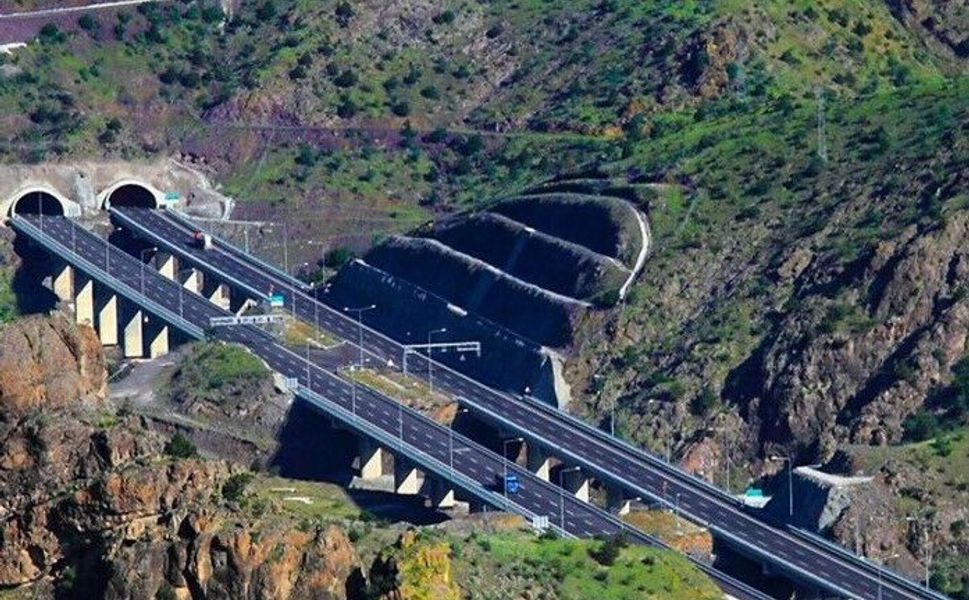 Dev Proje Dağın İçinden Geçiyor 1.762 Metre Tünel 2.445 Metre Viyadükten Oluşuyor Yol Değil Mühendislik Koridoru