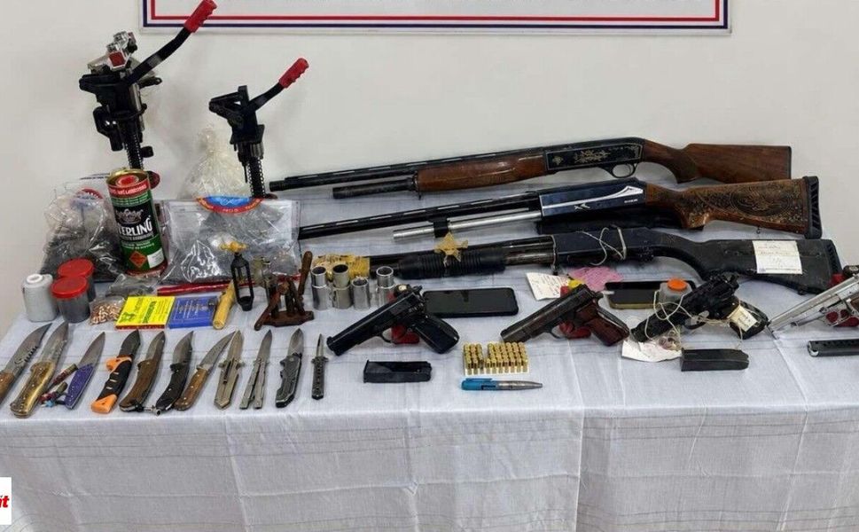 Tokat’ta 11 adrese eş zamanlı operasyon: Kalem görünümlü tabanca çıktı