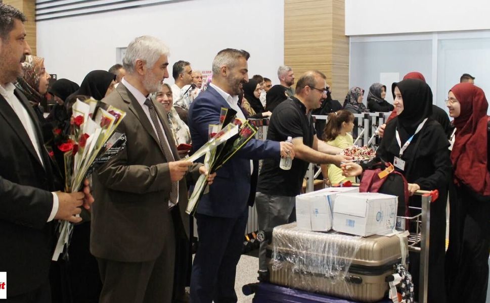 Tokatlı Hafızlar Umreden Döndü: Havalimanında Güllerle Karşılandılar