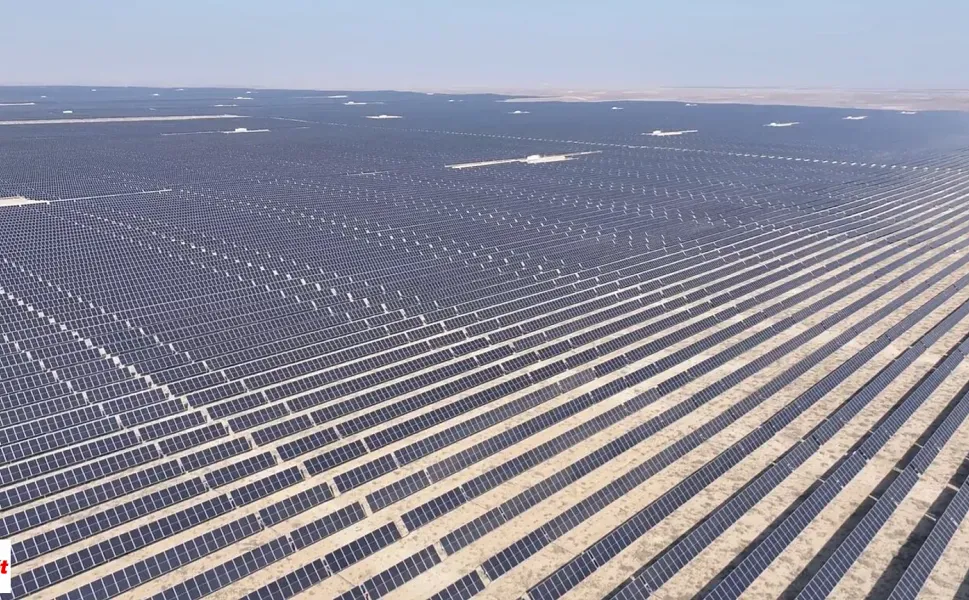 691 Hektarlık Çöl Arazisine Kuruldu Yılda 606 Gigavat Saat Elektrik Üretecek 250 MW Güç 126 MWh Batarya Sistemi Var