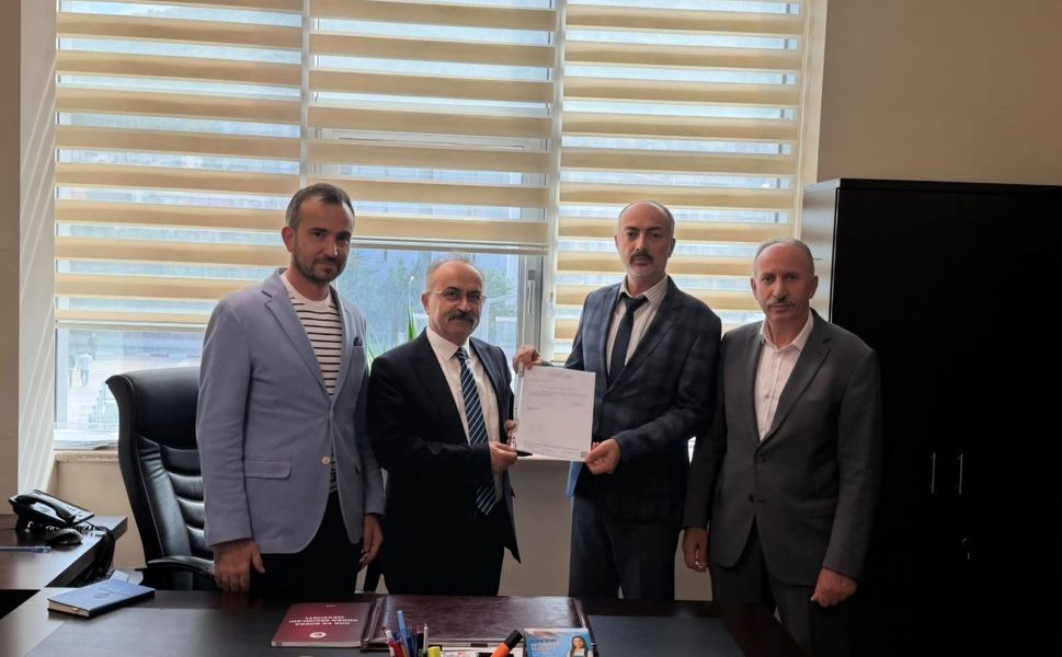 MHP Tokat İl Başkanı Zeki Kurt mazbatasını aldı