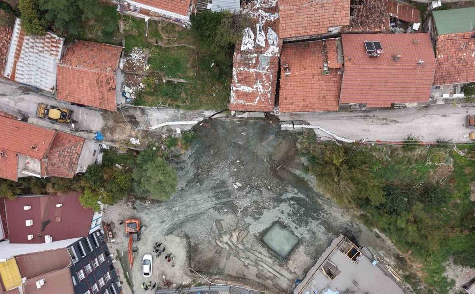 Tokat’ta yol bir anda çöktü: Bina boşaltıldı