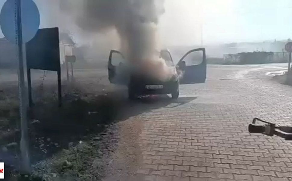 Erbaa’da Sabah Saatlerinde Korkutan Anlar: Hafif Ticari Araç Aniden Alev Aldı!