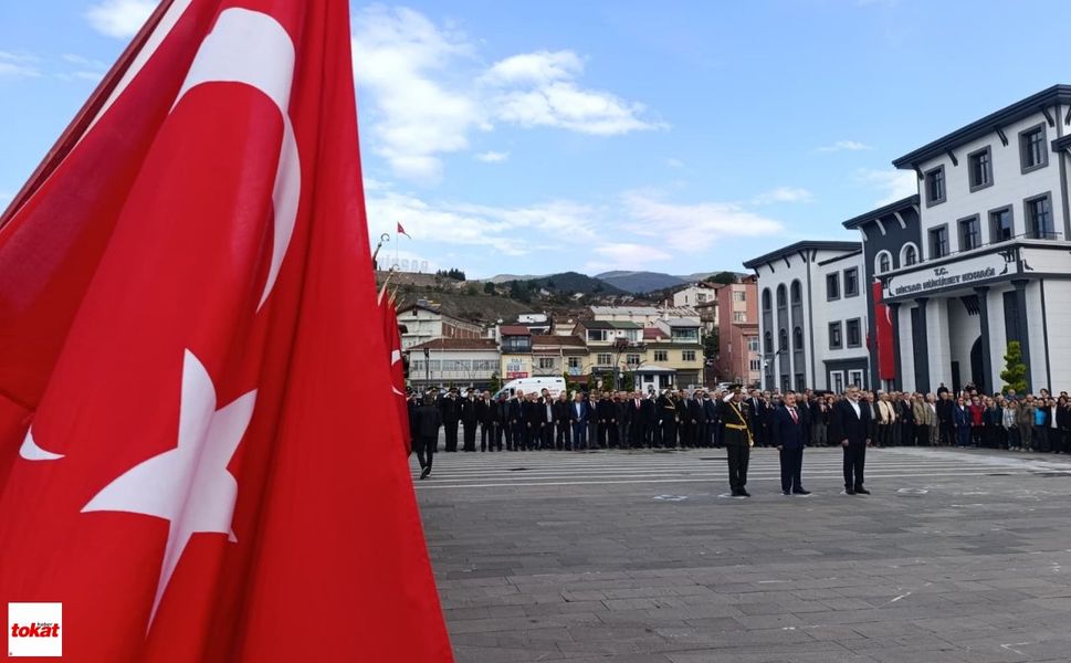 Niksar’da Cumhuriyet Bayramı Coşkusu Çelenk Sunumu İle Başladı
