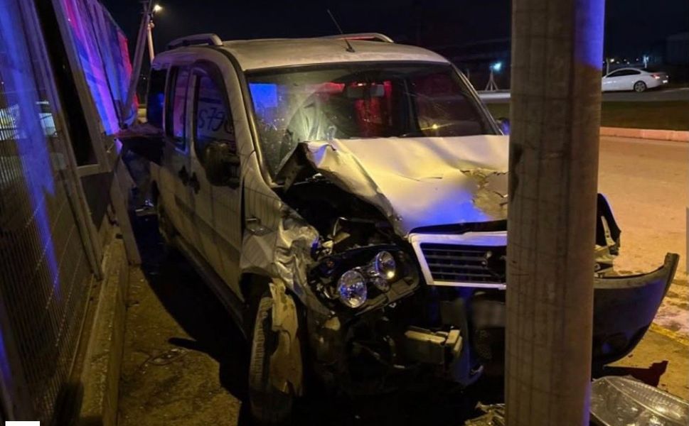Erbaa’da Hafif Ticari Araç Elektrik Direğine Çarptı: 1 Yaralı