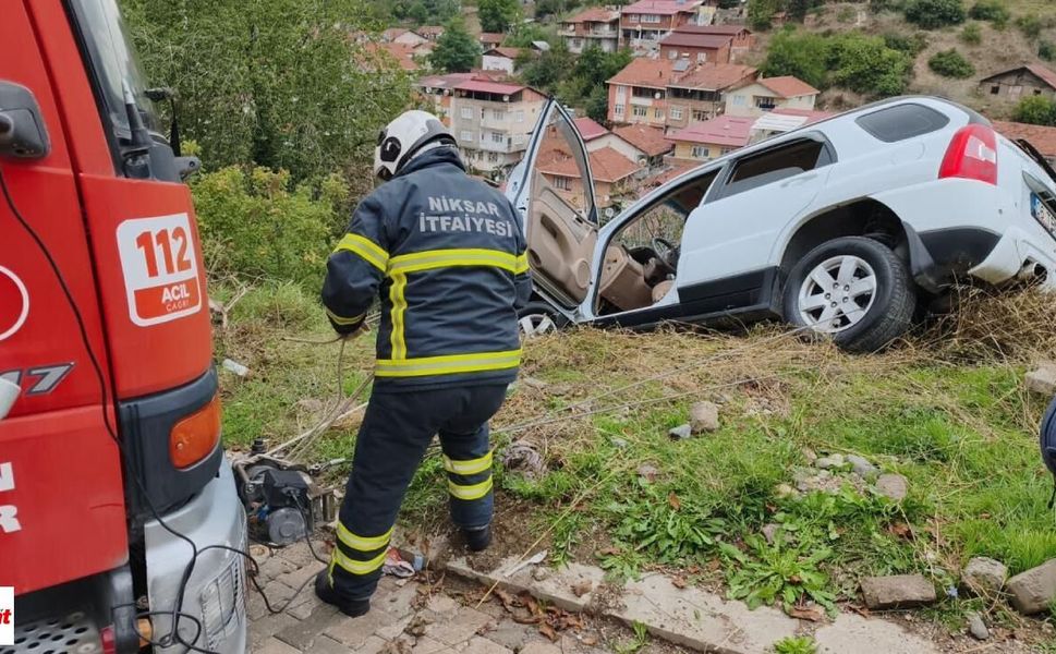 Direksiyon Hakimiyetini Kaybeden Araç Şarampolde Askıda Kaldı
