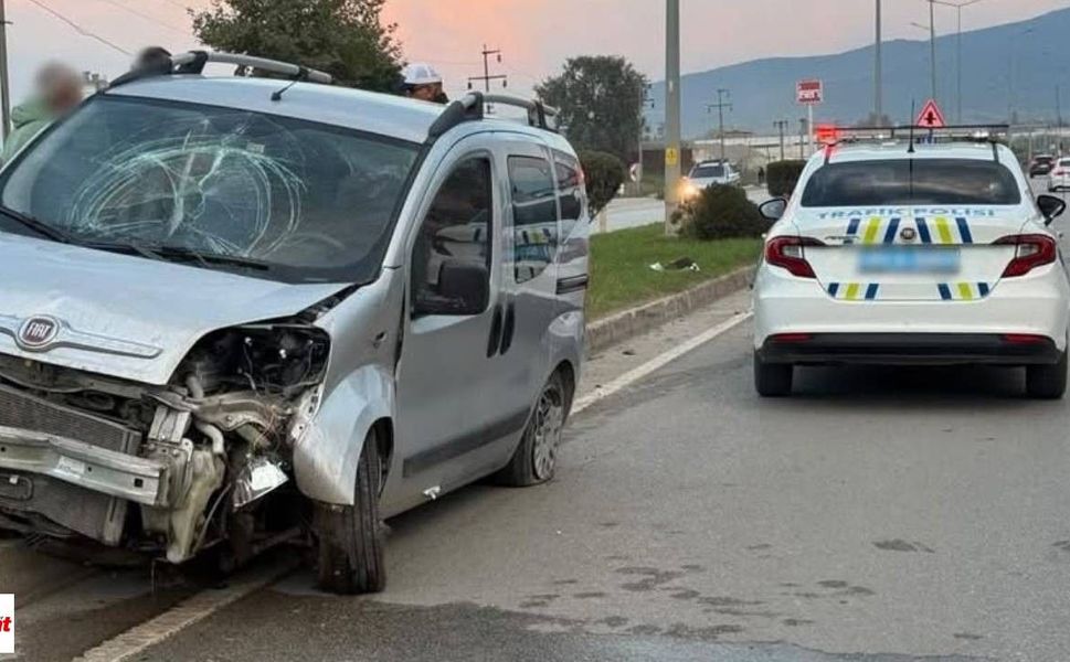 Erbaa’da Refüjü Aşan Hafif Ticari Araç Karşı Şeritte Durabildi