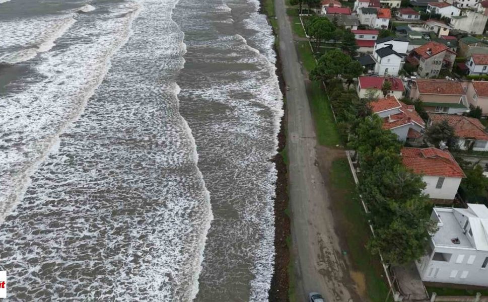 Karadeniz kıyıyı yutuyor: Sahil duvarları çöktü, yapıların altı boşaldı