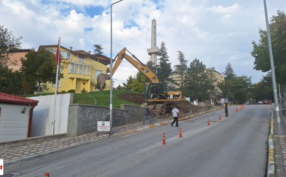 Kümbet Mahallesi’nde Dikkat Çeken Çalışma! İstinat Duvarı Neden Yıkılıyor?
