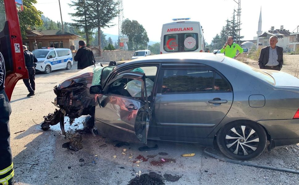 Niksar’da Otomobil Beton Direğe Çarptı