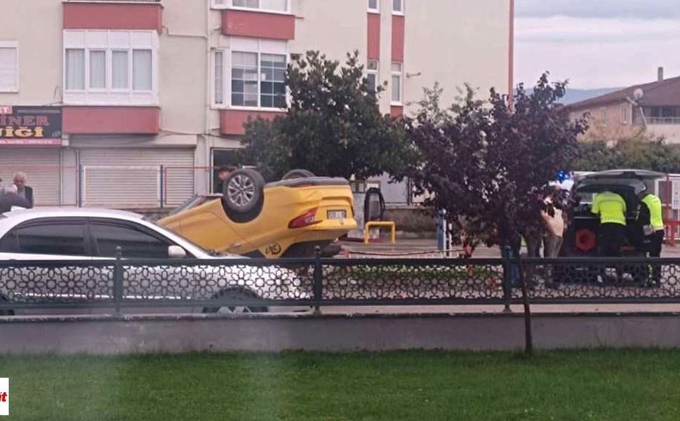 Niksar’da Minibüsün Çarptığı Taksi: Taksi Ters Döndü