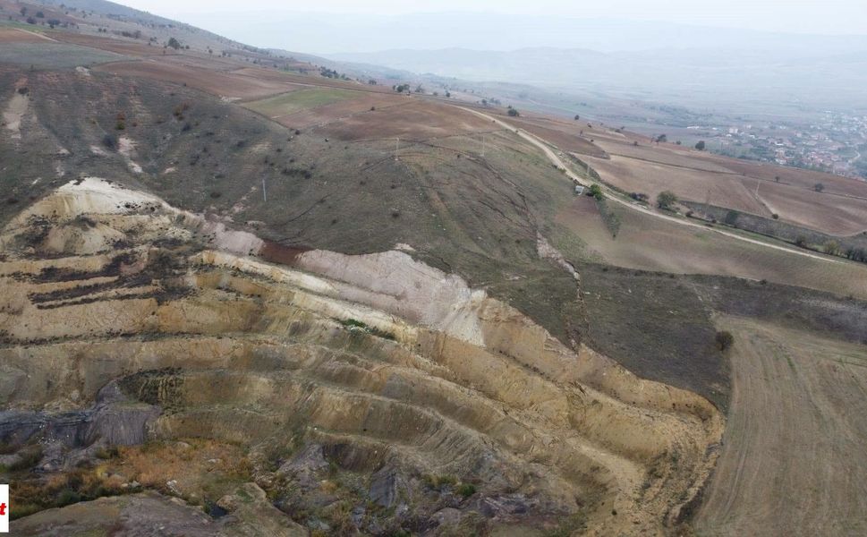 Tokat'ın Zile İlçesi Yakınında Korkutan Gelişme Bölgede Derin Çatlaklar Oluştu Valilik Uzak Durun Çağrısında Bulundu