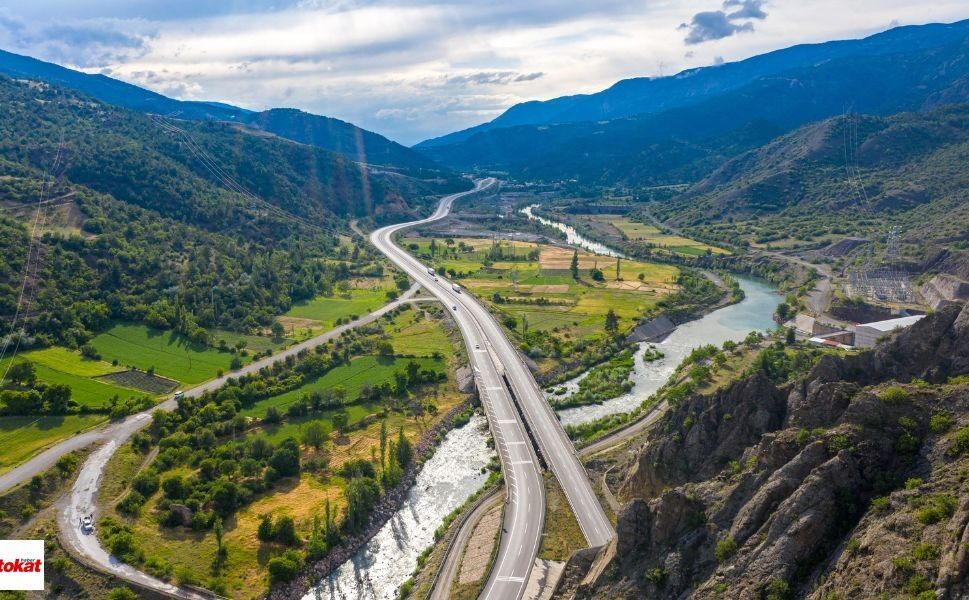 Tokat'ın Yanında Kelkit Vadisinin Yükselen İlçesi Yer Alıyor Ulaşımın Dibinde Bulunuyor Tarihi Doğası İle Bütünleşiyor