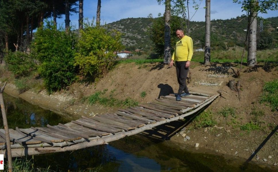 Sulama Kanalının Üzerine Kuruldu 10 Yıldır Ayakta Duruyor Köylüler 6 Metrelik Tahta Köprü İle Ulaşım Sağlıyor