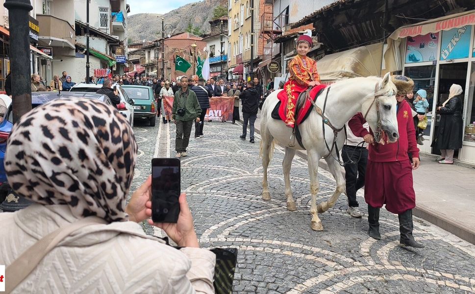 Tokat'ta minikler Osmanlı geleneğiyle eğitime adım attı
