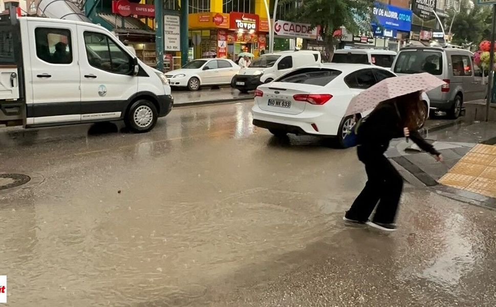 Tokat'ta Gökyüzü Bir Anda Karardı! Sağanak Yağış Etkili Oldu