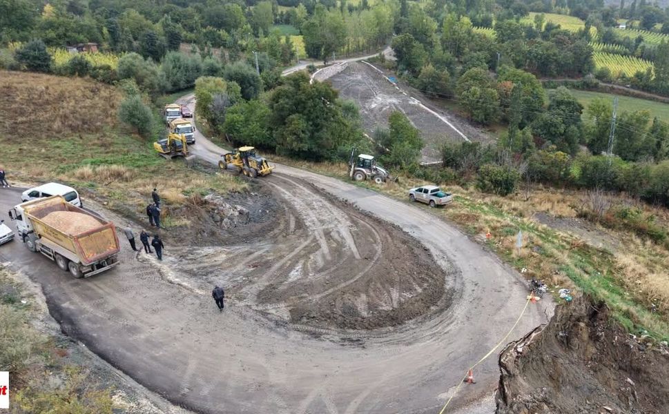 Tokat'ta heyelanla çöken yol için ekipler sahaya indi