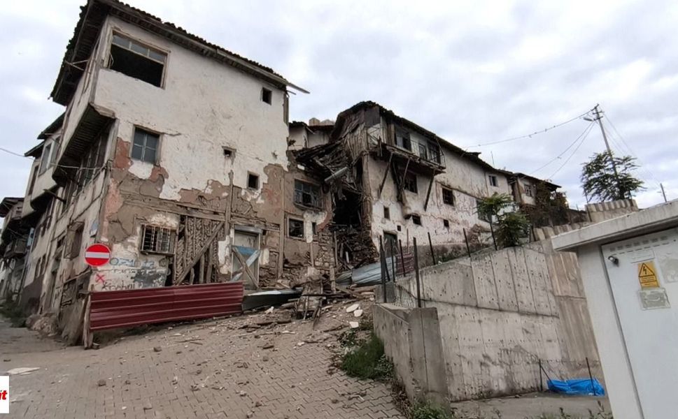 Tokat’ta Metruk Bina Yine Çöktü! Sokağa Moloz Yağdı