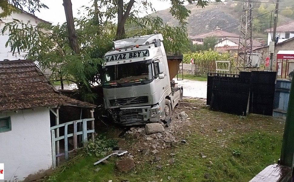 Tokat’ta faciadan dönüldü! Kayan tır evin bahçesine daldı